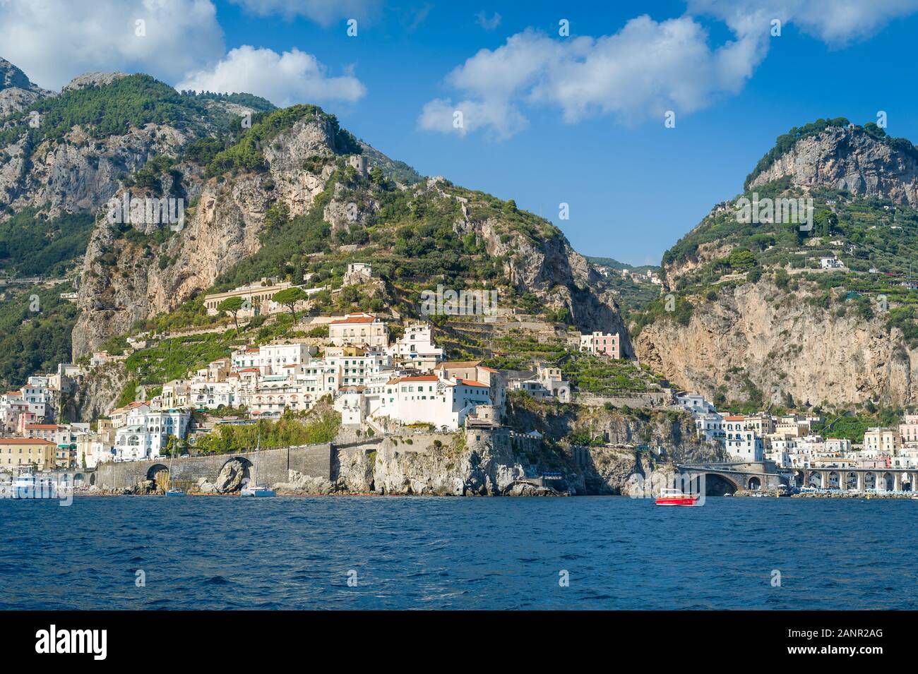Porto di Amalfi vista dall'acqua. Costiera Amalfitana crociera, Italia. Foto Stock