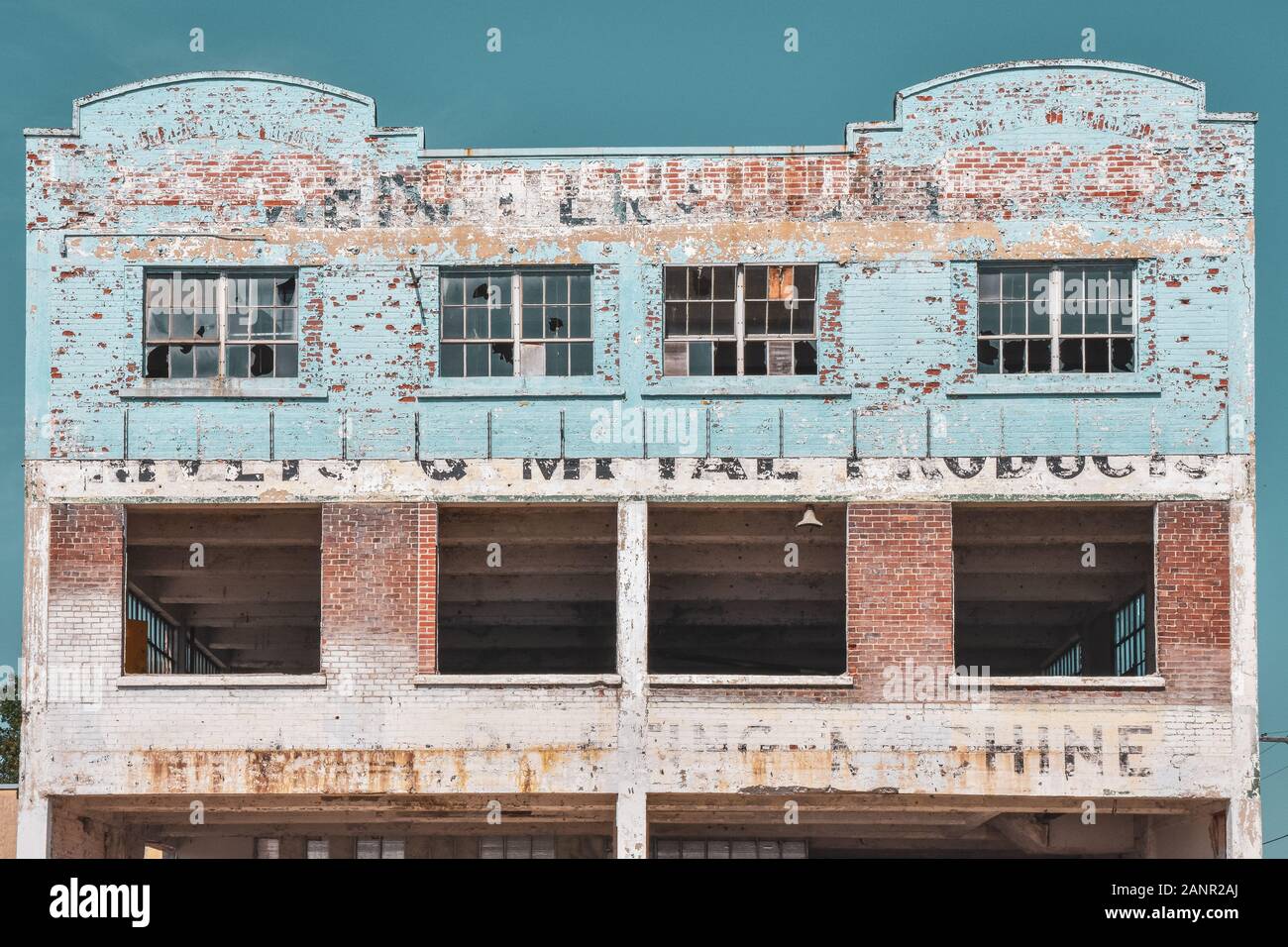 Concetto di decadimento. Edificio in rovina, con vernice scheggiato, mostrando i buoni tempi del passato. Gananoque, Ontario, Canada. Foto Stock
