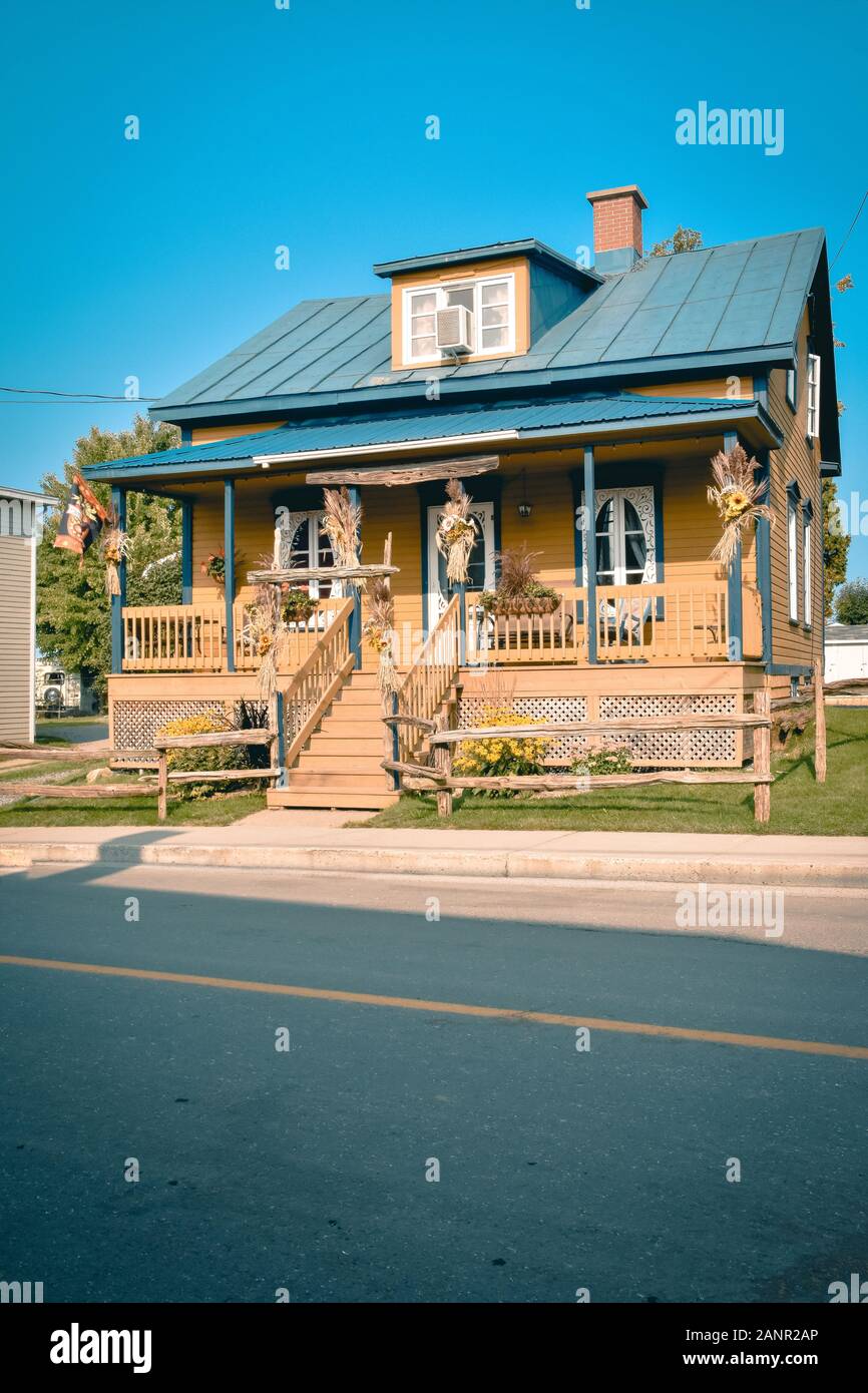 Tipico paese porched casa in arancione e blu. In Canada. La vita rurale del concetto. Foto Stock
