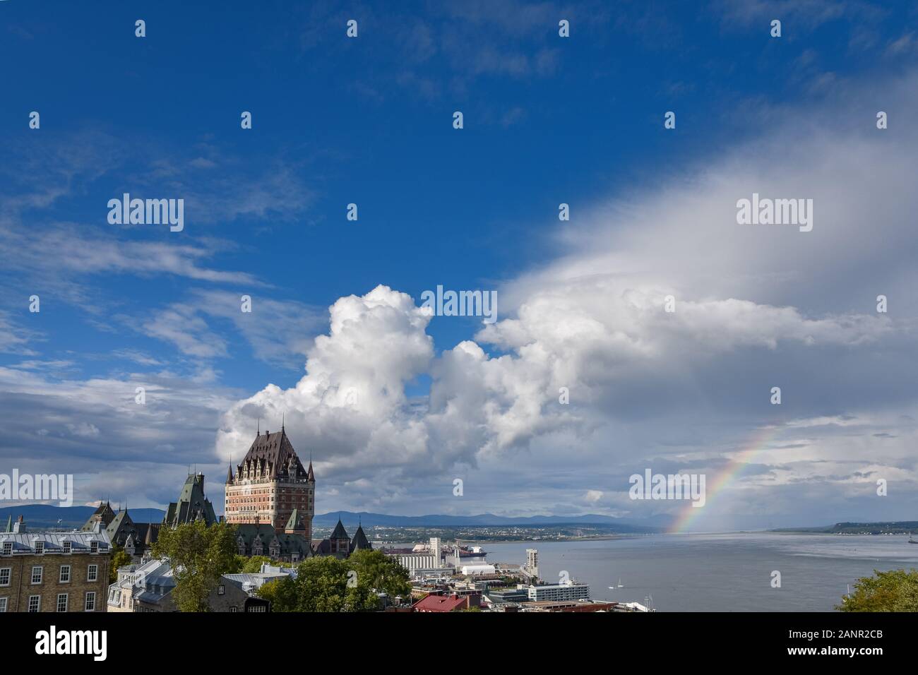 La città di Québec e sul fiume San Lorenzo, su un nuvoloso giorno soleggiato, con rainbow in background. Nozione di viaggio. Foto Stock