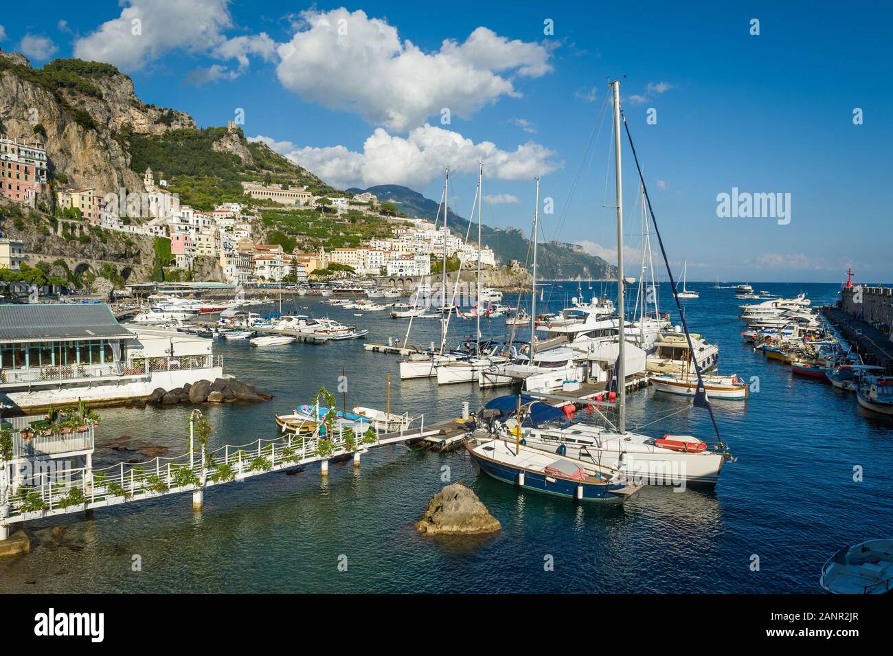 Dal porto di Amalfi con un sacco di diverso tipo di barche e vista sulla città. L'Italia. Foto Stock