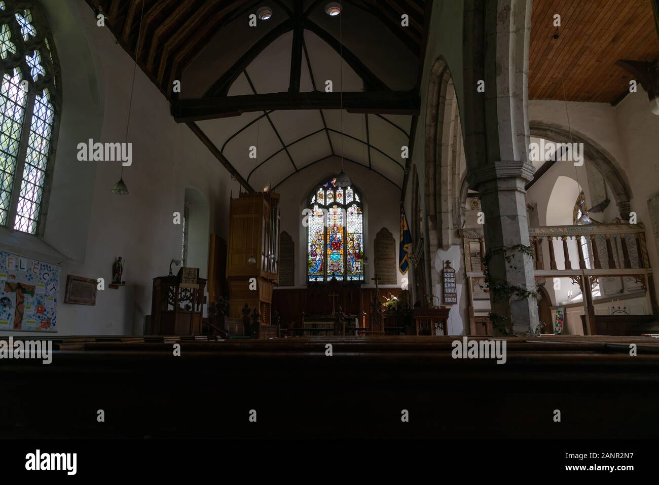 All'interno fiocamente illuminate storica chiesa cristiana nel Regno Unito. Foto Stock