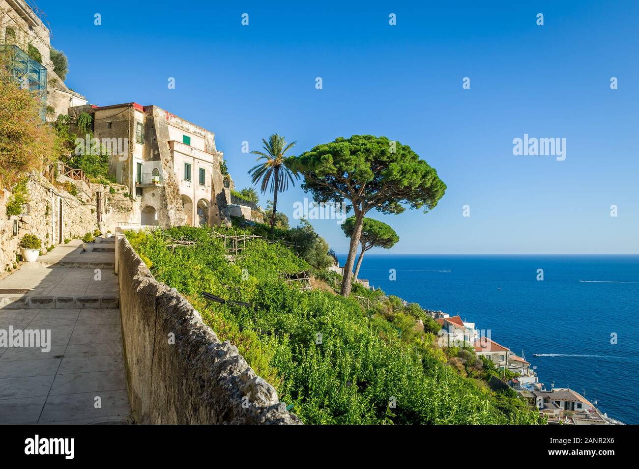 La vecchia strada sulle colline della città di Amalfi. Via pedonale bove la città vecchia. Costiera Amalfitana, Italia. Foto Stock