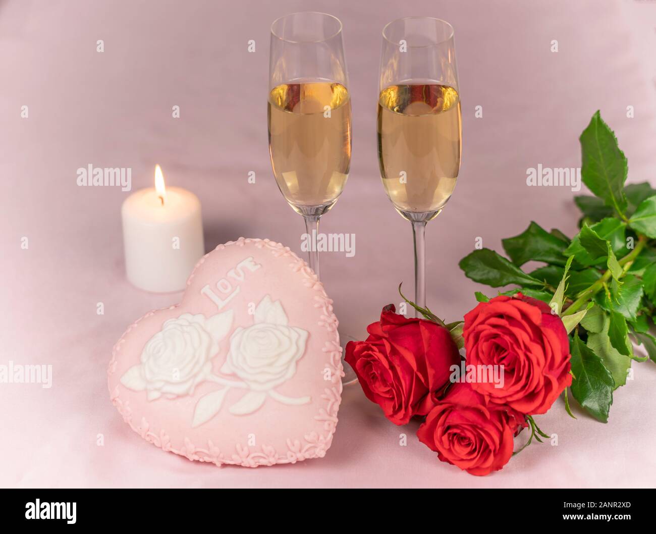Romantic champagne roses white candle immagini e fotografie stock ad alta  risoluzione - Alamy