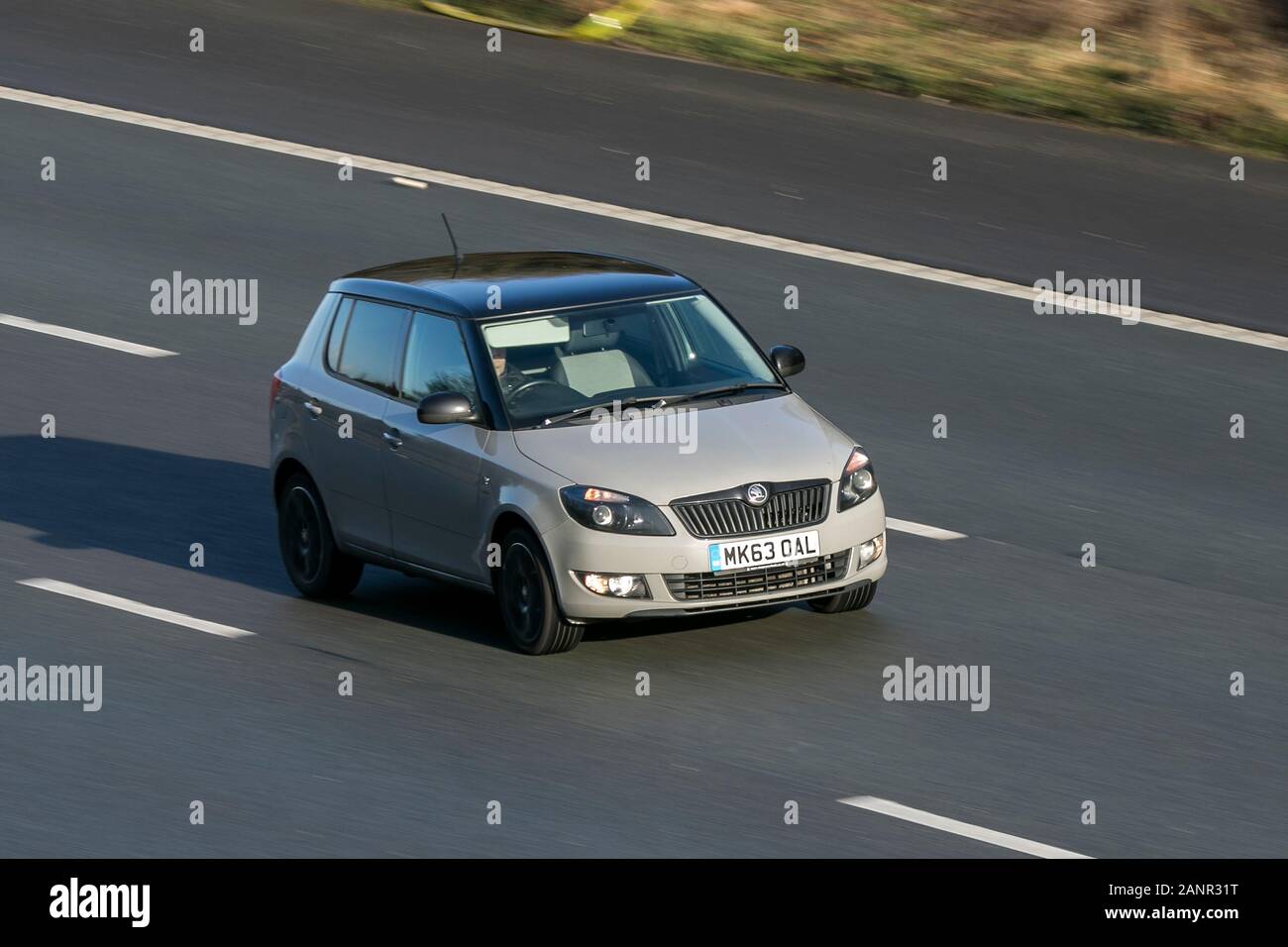 2013 Skoda Fabia Reaction vettura a benzina grigia che guida sull'autostrada M6 nei pressi di Preston a Lancashire, Regno Unito Foto Stock