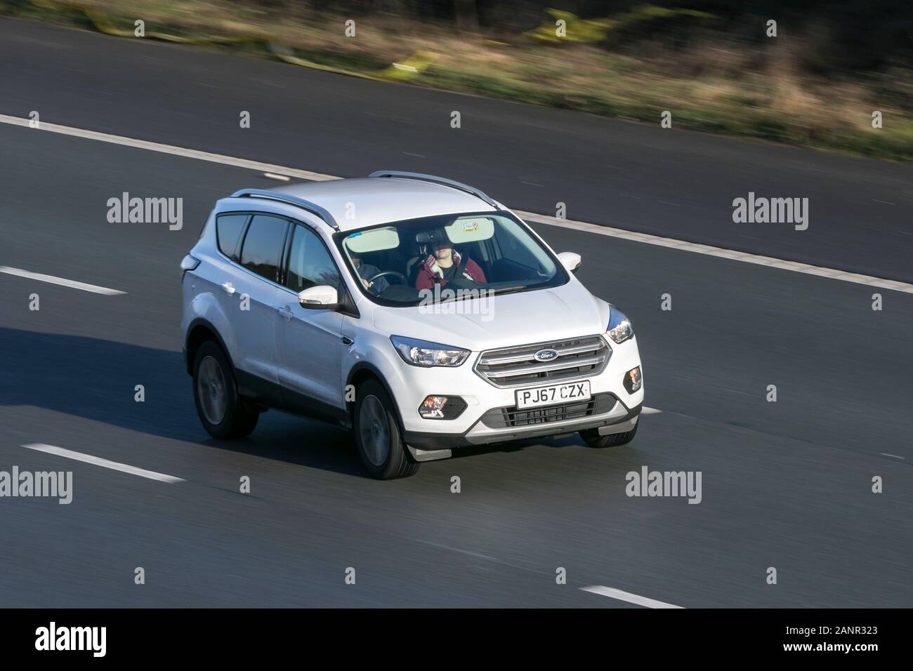 2017 Ford Kuga Zetec Tdci White Car Diesel guidando sull'autostrada M6 vicino Preston a Lancashire, Regno Unito Foto Stock