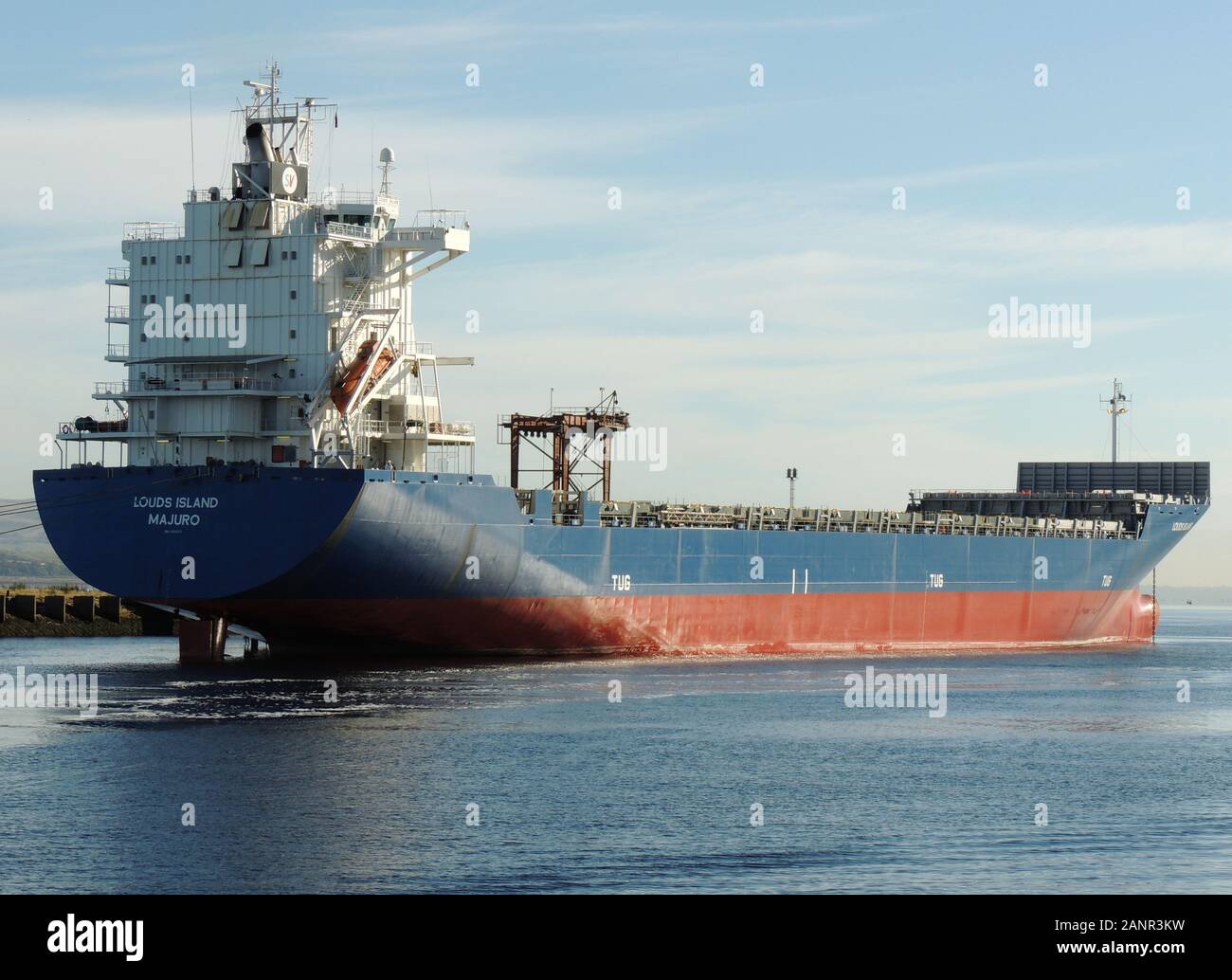 La nave con container Louds Island è vista qui disposta a Great Harbour a Greenock, a causa di una contrazione del commercio mondiale. Foto Stock