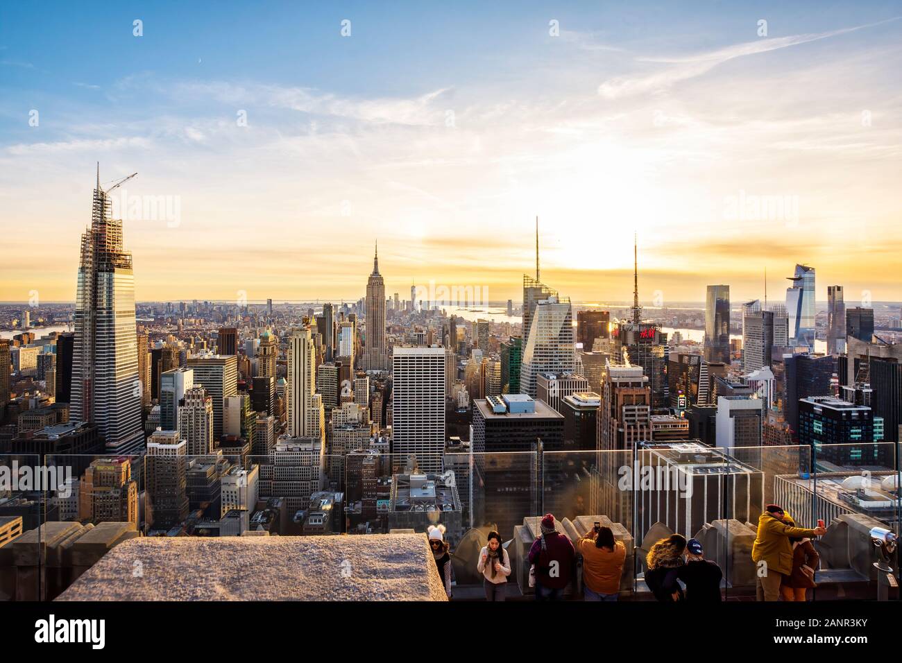 Manhattan, New York, NY, Stati Uniti d'America - 30 novembre 2019. New York City architettura con skyline di Manhattan al tramonto dalla cima della Roccia, Rockefeller Center . Foto Stock