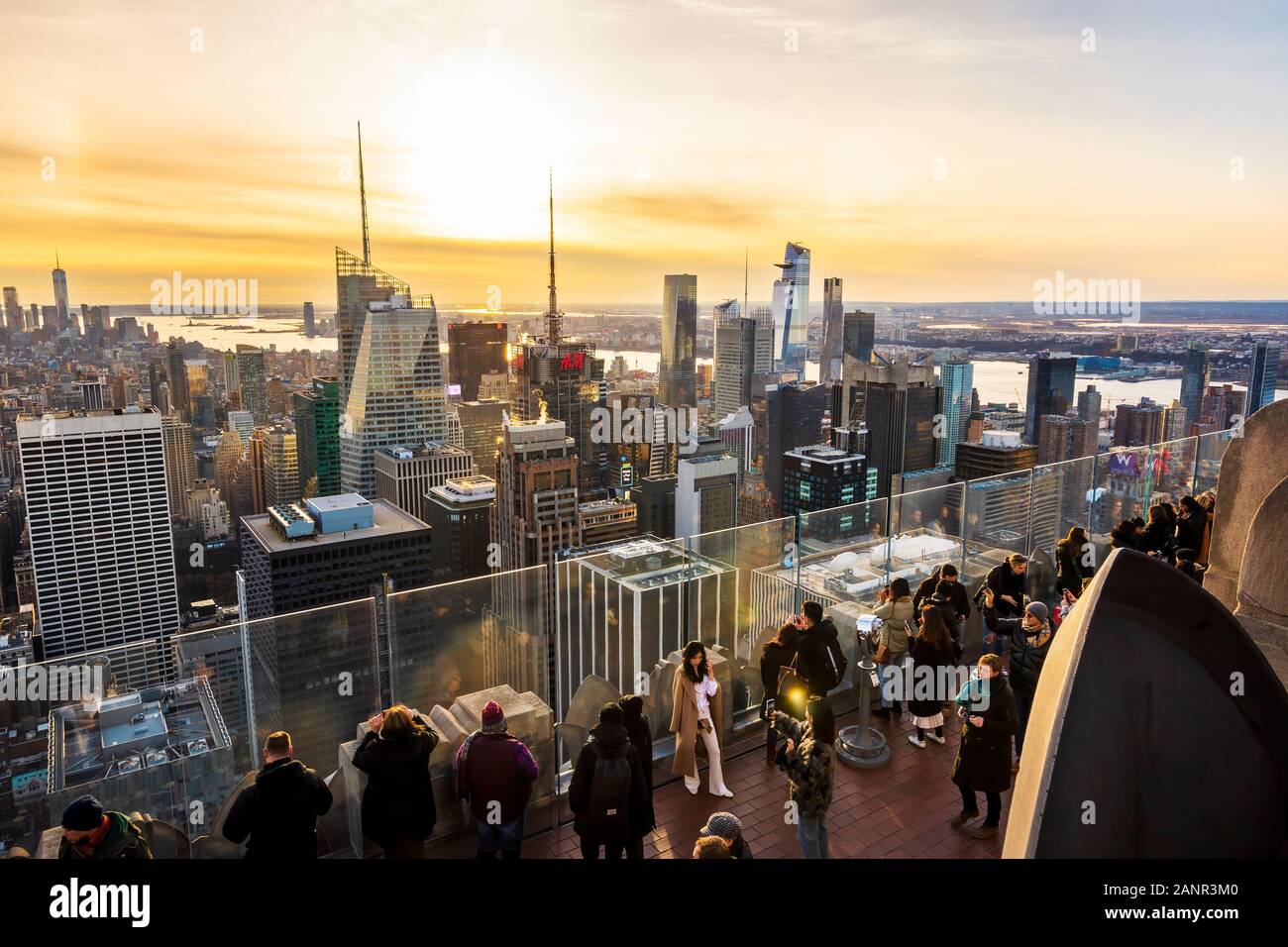 Manhattan, New York, NY, Stati Uniti d'America - 30 novembre 2019. New York City architettura con skyline di Manhattan al tramonto dalla cima della Roccia, Rockefeller Center . Foto Stock