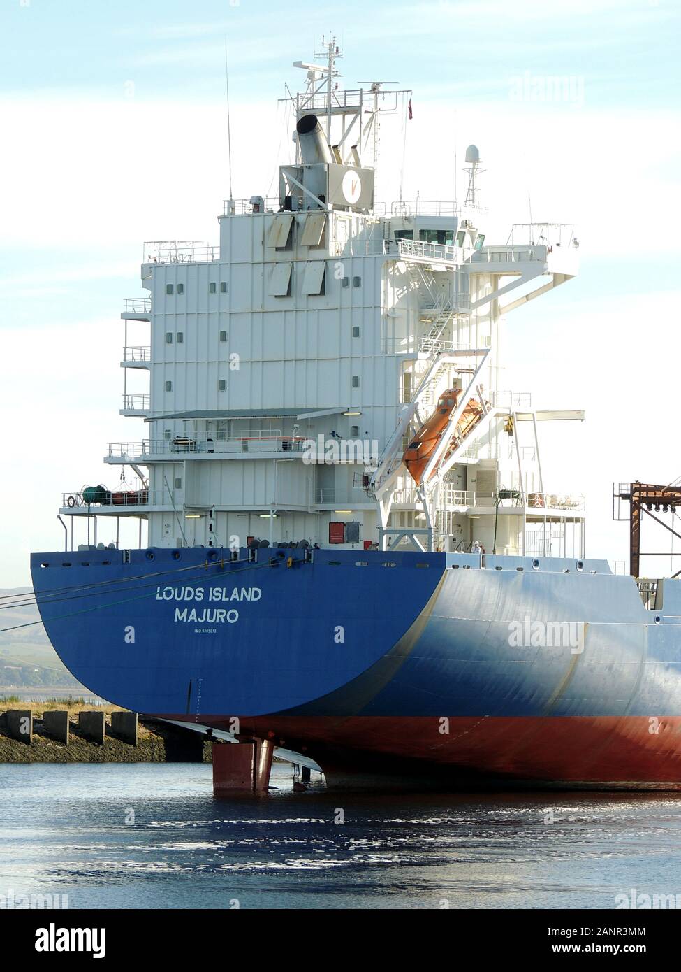 La nave con container Louds Island è vista qui disposta a Great Harbour a Greenock, a causa di una contrazione del commercio mondiale. Foto Stock
