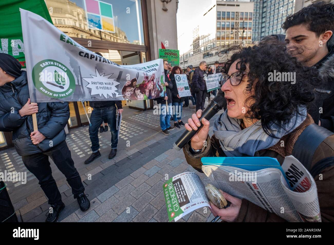 Londra, Regno Unito. 18 gennaio 2019. Sciopero di massa protesta di fronte Microsoft a Oxford Circus a causa del suo coinvolgimento nel saccheggio del pianeta, persone e risorse. Microsoft sono denominati in una causa legale contro la multinazionale britannica mining company Glencore da parte di congolesi le famiglie i cui figli sono stati uccisi e mutilati mining cobalto utilizzati nel settore degli smartphone, laptop ecc Sciopero di massa dire no allo sfruttamento del sud globale per l imperialismo e la distruzione dell'ambiente. Peter Marshall / Alamy Live News Foto Stock