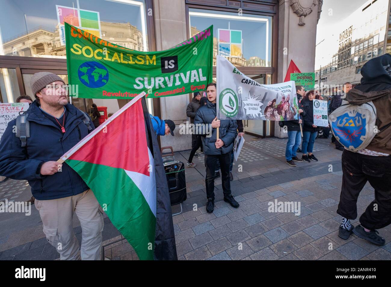 Londra, Regno Unito. 18 gennaio 2019. Sciopero di massa protesta di fronte Microsoft a Oxford Circus a causa del suo coinvolgimento nel saccheggio del pianeta, persone e risorse. Microsoft sono denominati in una causa legale contro la multinazionale britannica mining company Glencore da parte di congolesi le famiglie i cui figli sono stati uccisi e mutilati mining cobalto utilizzati nel settore degli smartphone, laptop ecc Sciopero di massa dire no allo sfruttamento del sud globale per l imperialismo e la distruzione dell'ambiente. Peter Marshall / Alamy Live News Foto Stock