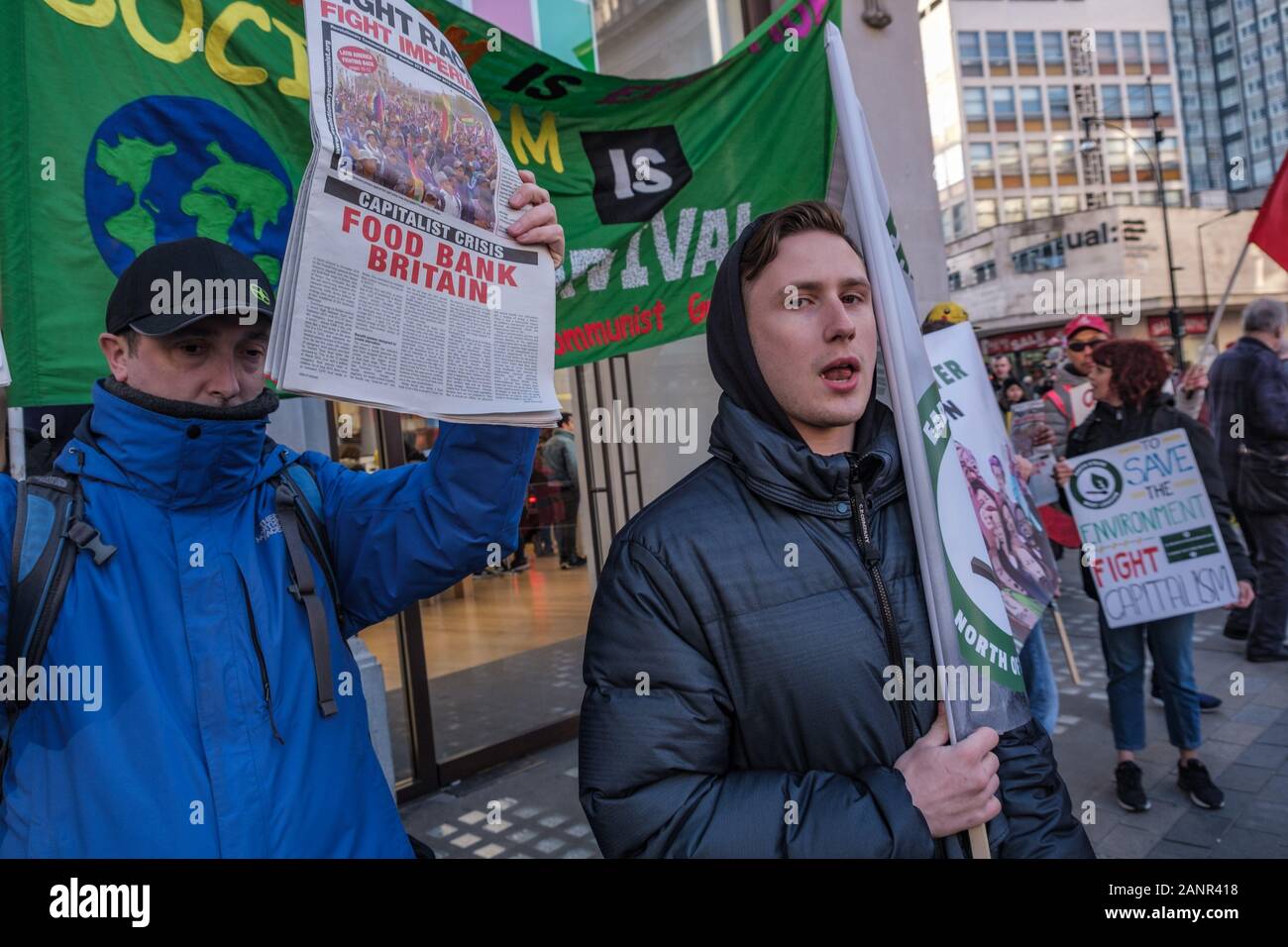 Londra, Regno Unito. 18 gennaio 2019. Sciopero di massa protesta di fronte Microsoft a Oxford Circus a causa del suo coinvolgimento nel saccheggio del pianeta, persone e risorse. Microsoft sono denominati in una causa legale contro la multinazionale britannica mining company Glencore da parte di congolesi le famiglie i cui figli sono stati uccisi e mutilati mining cobalto utilizzati nel settore degli smartphone, laptop ecc Sciopero di massa dire no allo sfruttamento del sud globale per l imperialismo e la distruzione dell'ambiente. Peter Marshall / Alamy Live News Foto Stock