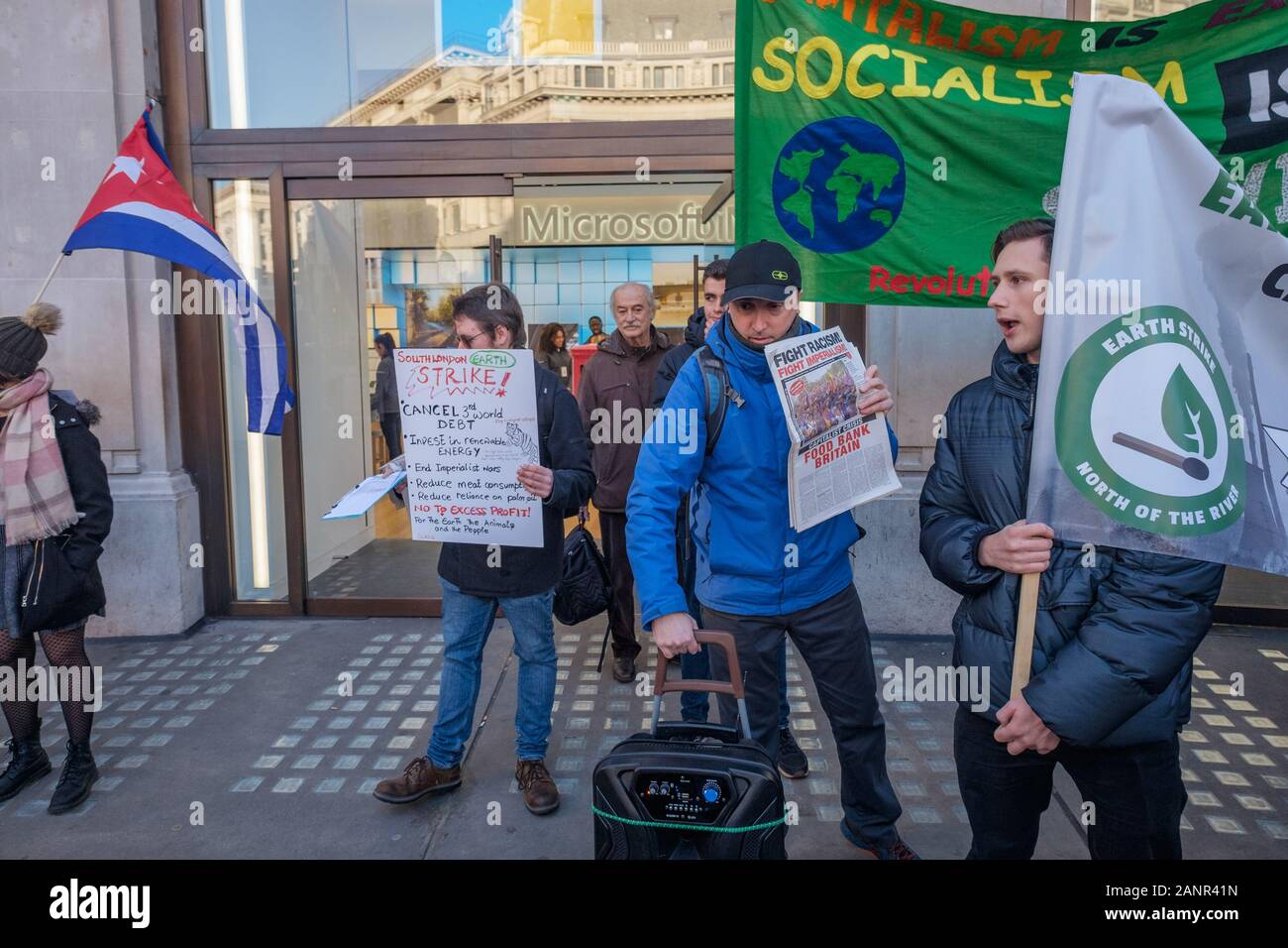Londra, Regno Unito. 18 gennaio 2019. Sciopero di massa protesta di fronte Microsoft a Oxford Circus a causa del suo coinvolgimento nel saccheggio del pianeta, persone e risorse. Microsoft sono denominati in una causa legale contro la multinazionale britannica mining company Glencore da parte di congolesi le famiglie i cui figli sono stati uccisi e mutilati mining cobalto utilizzati nel settore degli smartphone, laptop ecc Sciopero di massa dire no allo sfruttamento del sud globale per l imperialismo e la distruzione dell'ambiente. Peter Marshall / Alamy Live News Foto Stock