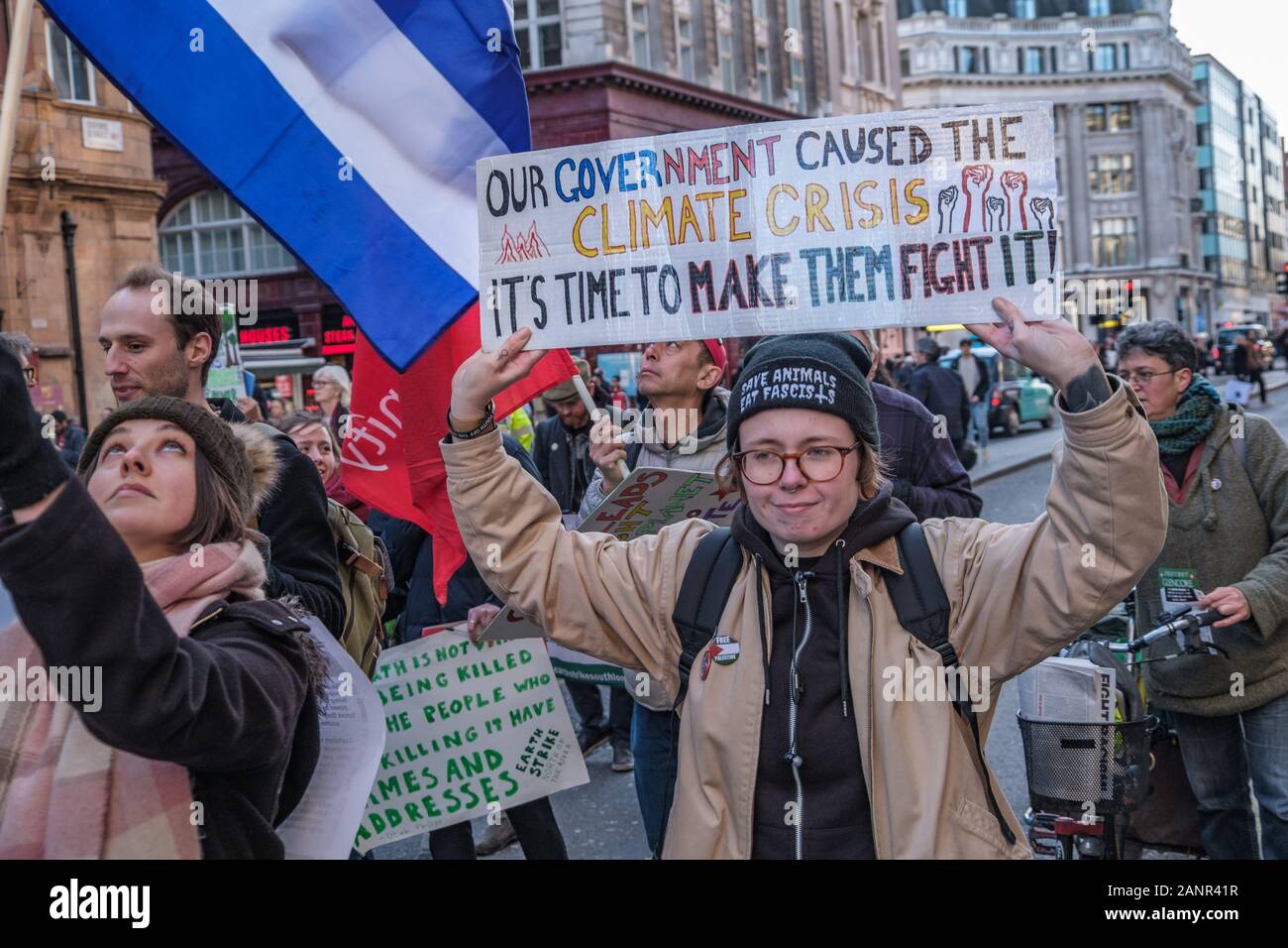 Londra, Regno Unito. 18 gennaio 2019. I manifestanti da terra Strike marzo lungo Oxford St per una serie di manifestazioni di protesta al di fuori delle banche e negozi che partecipano allo sfruttamento del Sud del mondo e la distruzione dell'ambiente. Peter Marshall / Alamy Live News Foto Stock