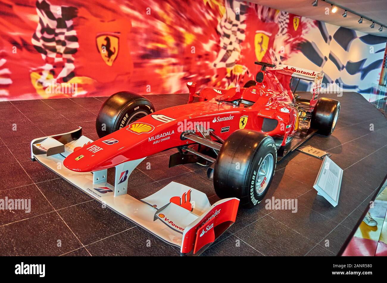 Formula Uno Ferrari F10 Modello di auto da corsa in Ferrari World su Yas Island, Abu Dhabi, Emirati Arabi Uniti, in Arabia, in Asia Foto Stock