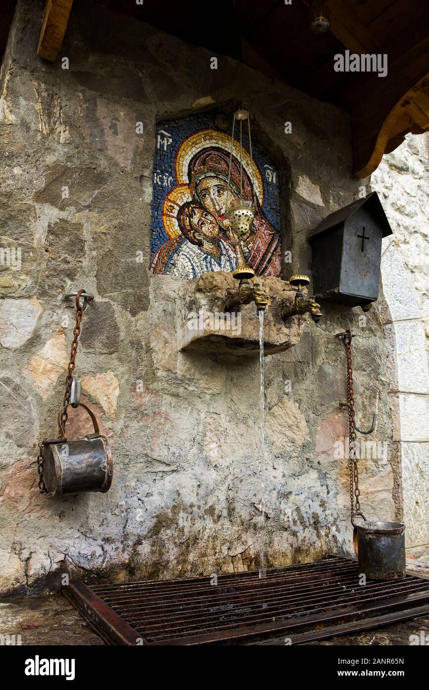 L'acqua santa a molla e icona della Santa Vergine sul territorio serbo del monastero ortodosso (chiostro) Moracha in Montenegro Foto Stock