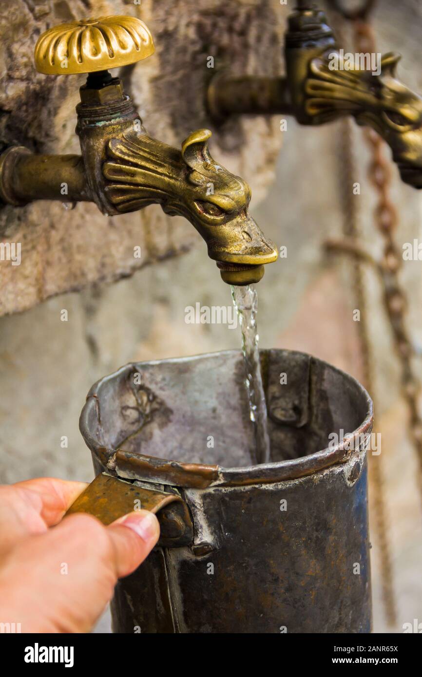 L'acqua santa a molla e icona della Santa Vergine sul territorio serbo del monastero ortodosso (chiostro) Moracha in Montenegro Foto Stock