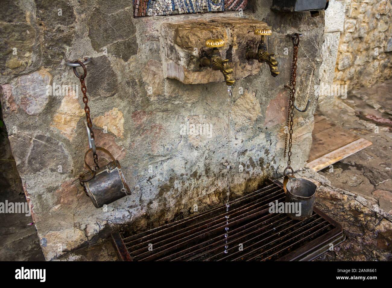 L'acqua santa a molla e icona della Santa Vergine sul territorio serbo del monastero ortodosso (chiostro) Moracha in Montenegro Foto Stock