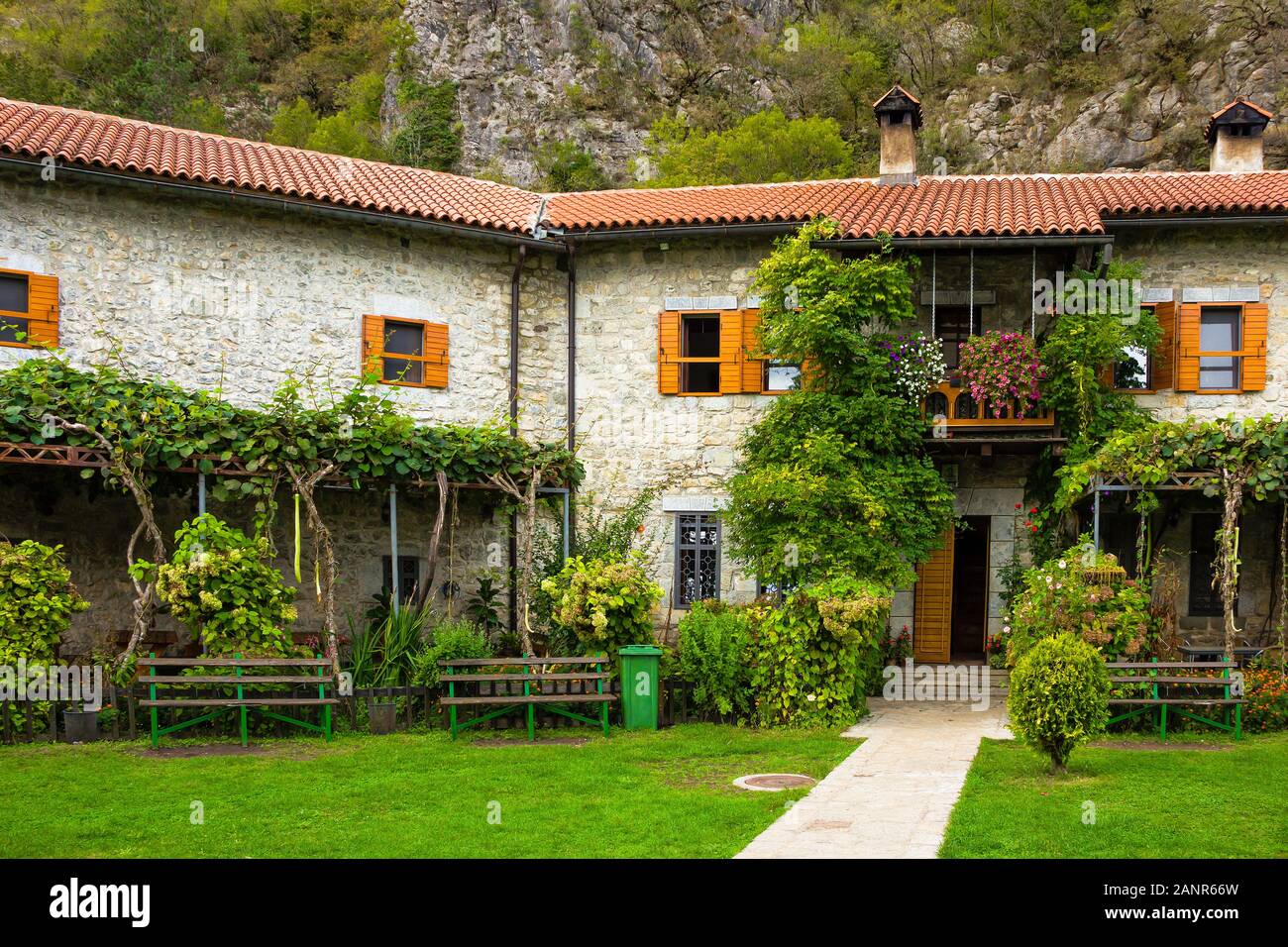 Il cortile e la chiesa dell Assunzione di Maria in serbo monastero ortodosso (chiostro) Moracha in Montenegro, fondata nel 1252, Rascian stile Foto Stock