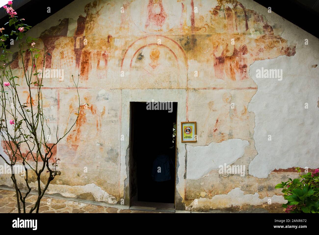 Il San Nicola di Myra nella chiesa ortodossa serba (monastero di clausura) Moracha in Montenegro, fondata nel 1252, ed i suoi affreschi esterni Foto Stock