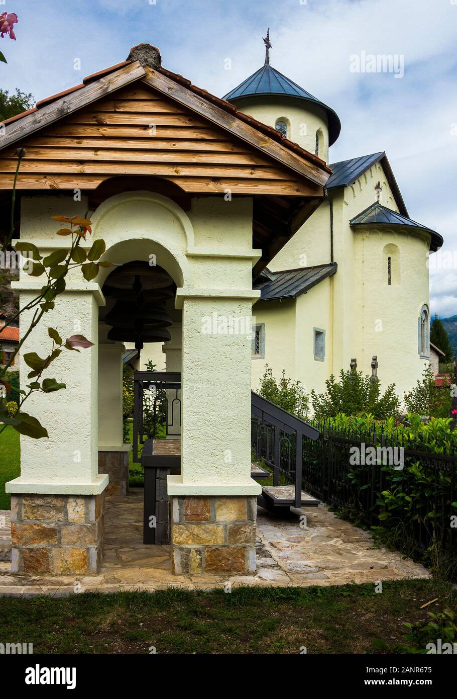 Il campanile e la chiesa dell Assunzione di Maria in serbo monastero ortodosso (chiostro) Moracha in Montenegro, fondata nel 1252, architettura Rascian Foto Stock
