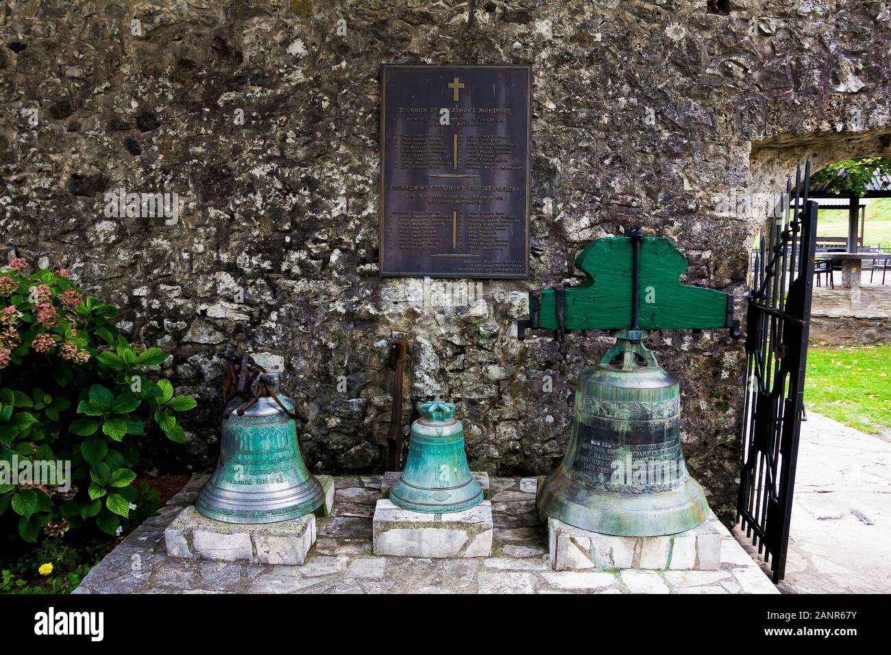 Il campanile e la chiesa dell Assunzione di Maria in serbo monastero ortodosso (chiostro) Moracha in Montenegro, fondata nel 1252, architettura Rascian Foto Stock