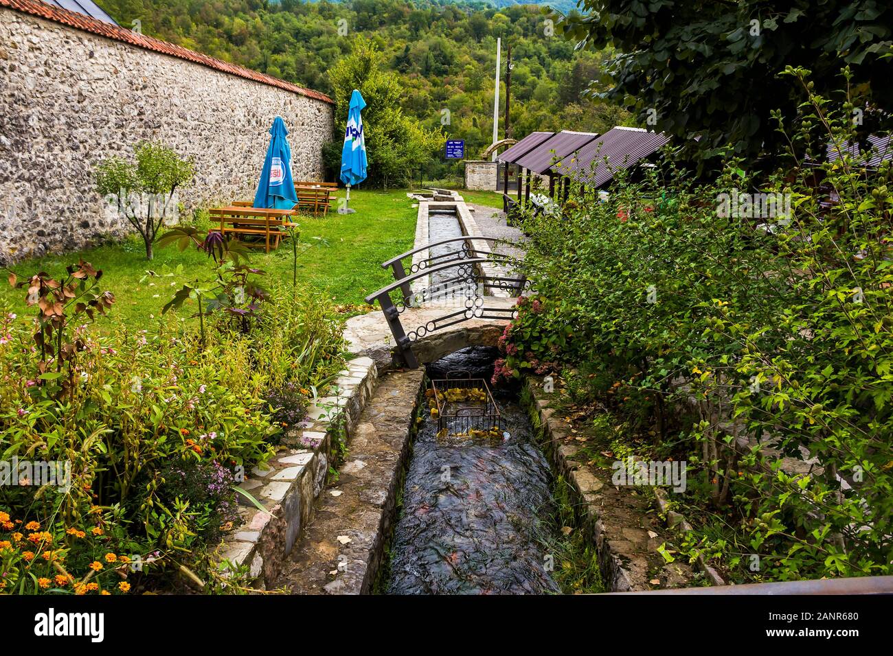 Il cortile e la chiesa dell Assunzione di Maria in serbo monastero ortodosso (chiostro) Moracha in Montenegro, fondata nel 1252, Rascian stile Foto Stock