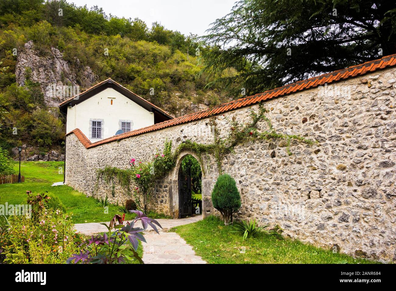 Il cortile e la chiesa dell Assunzione di Maria in serbo monastero ortodosso (chiostro) Moracha in Montenegro, fondata nel 1252, Rascian stile Foto Stock