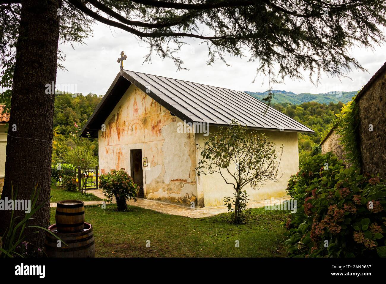Il cortile e la chiesa dell Assunzione di Maria in serbo monastero ortodosso (chiostro) Moracha in Montenegro, fondata nel 1252, Rascian stile Foto Stock