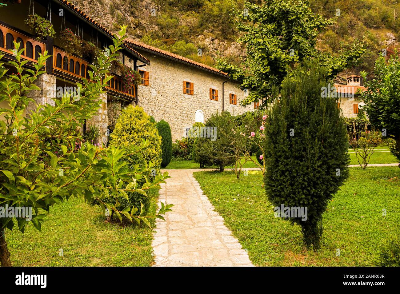 Il cortile e la chiesa dell Assunzione di Maria in serbo monastero ortodosso (chiostro) Moracha in Montenegro, fondata nel 1252, Rascian stile Foto Stock