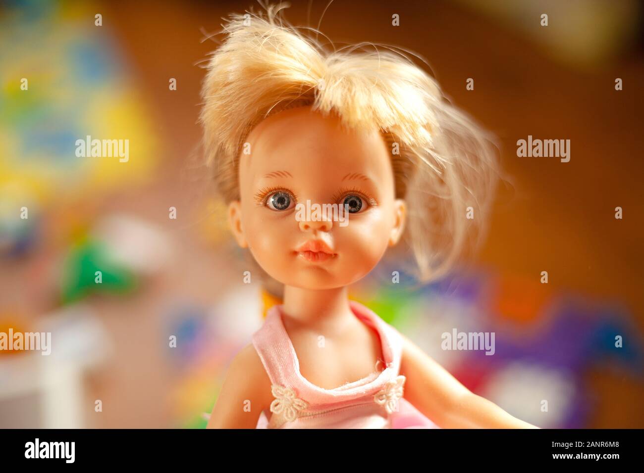 Bello e simpatico faccia di una bambola per bambini con capelli biondi ritratto . Foto Stock