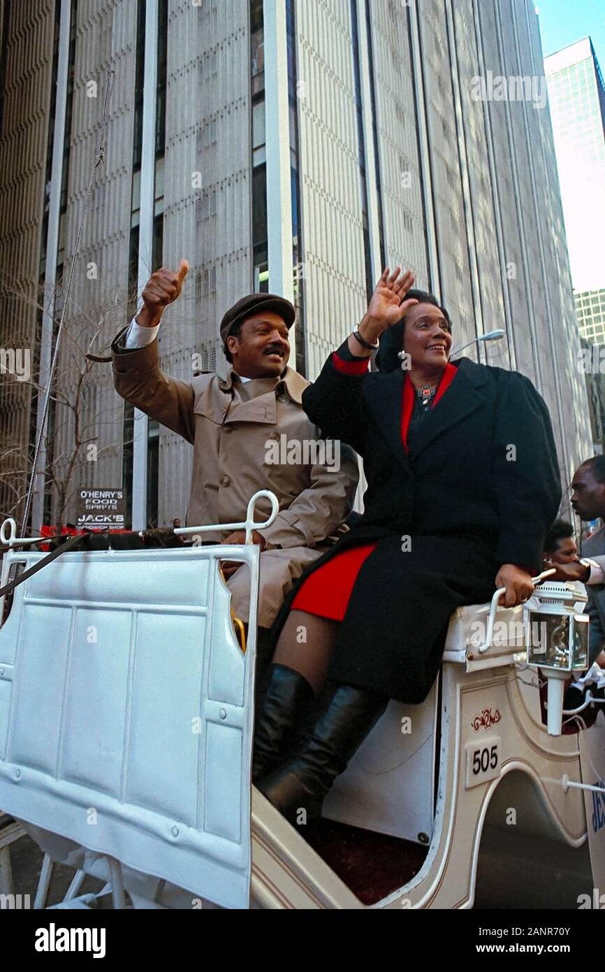 Coretta Scott King e il reverendo Jesse Jackson a salutare la folla durante un Martin Luther King Jr. parata del giorno in Atlanta, Georgia nel corso degli anni ottanta. Foto Stock