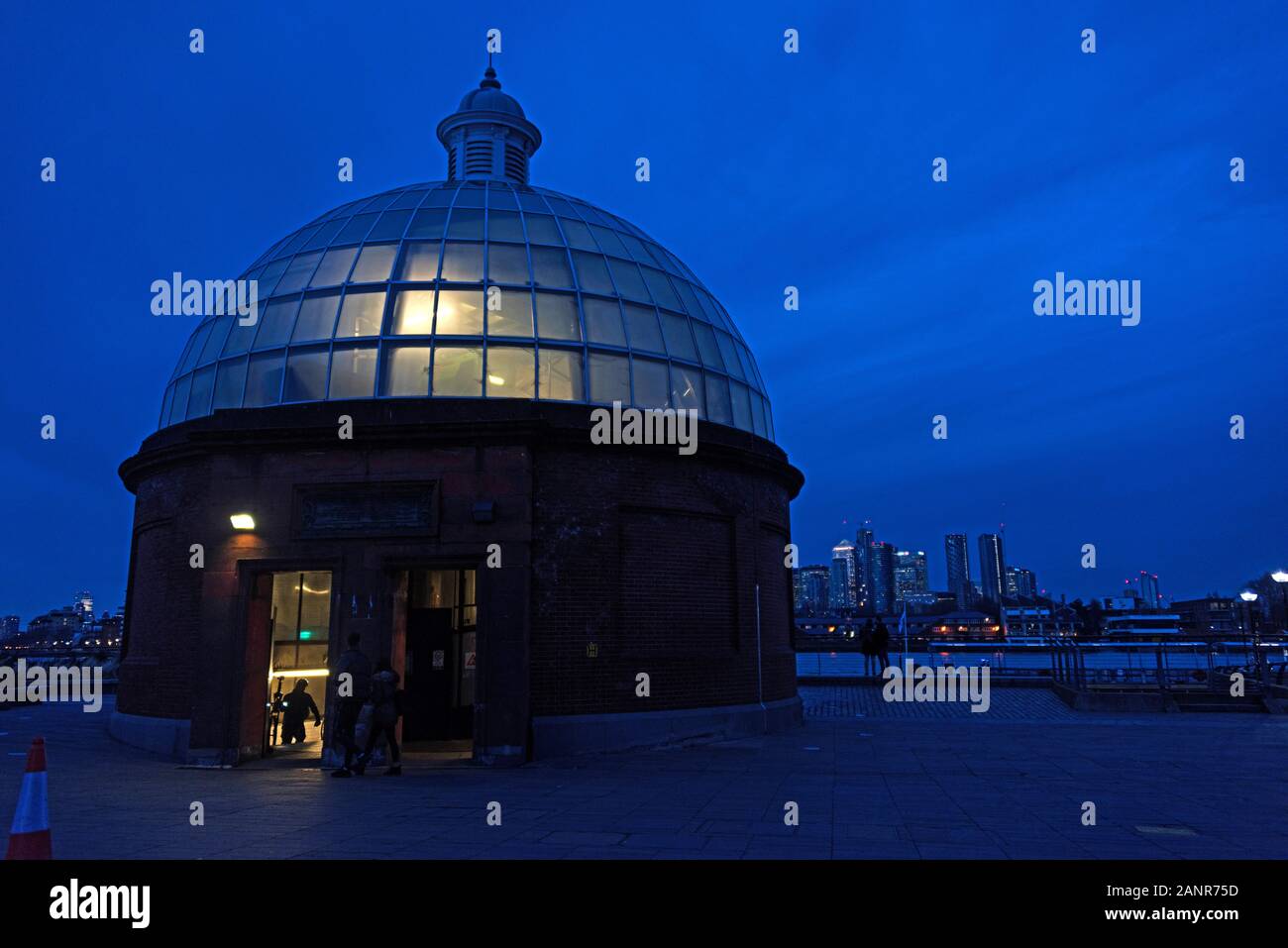 L'ingresso cupola del Greenwich Foot Tunnel si illumina in inverno twilight, Londra. Foto Stock