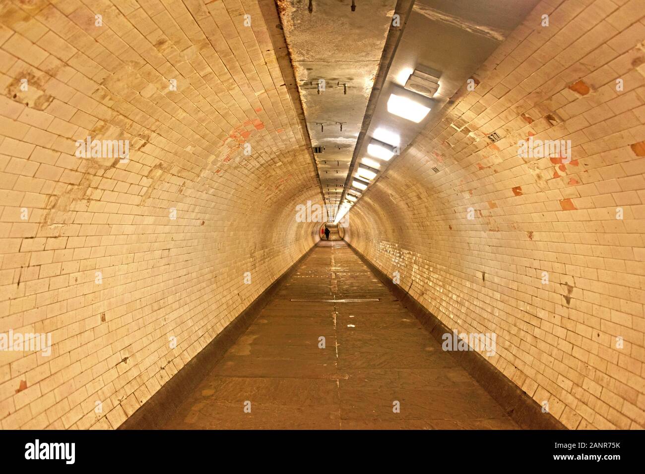 Interno del Greenwich Foot Tunnel, Londra, Inghilterra. Foto Stock