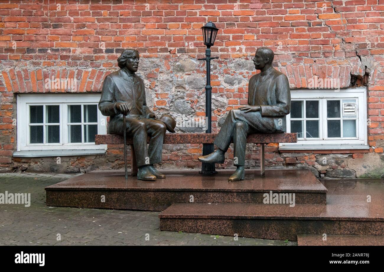 Statua di scrittore irlandese Oscar Wilde (1854-1900), e scrittore estone Eduard Vilde (1856-1933) seduta avente una conversazione. Tartu, Estonia Foto Stock