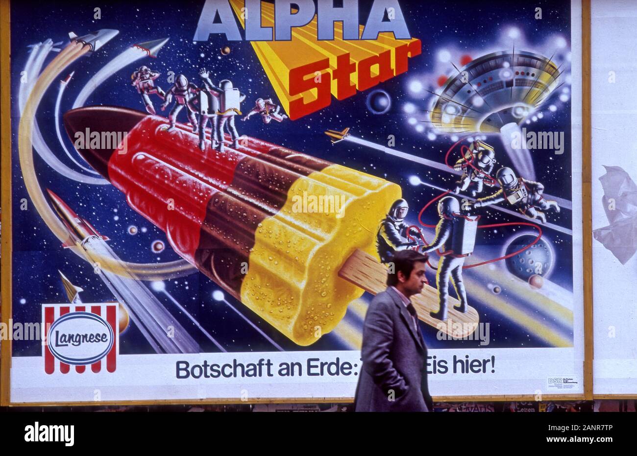 Uomo che cammina davanti a un bar gelateria poster sulla strada a Francoforte in Germania circa 1979. Foto Stock