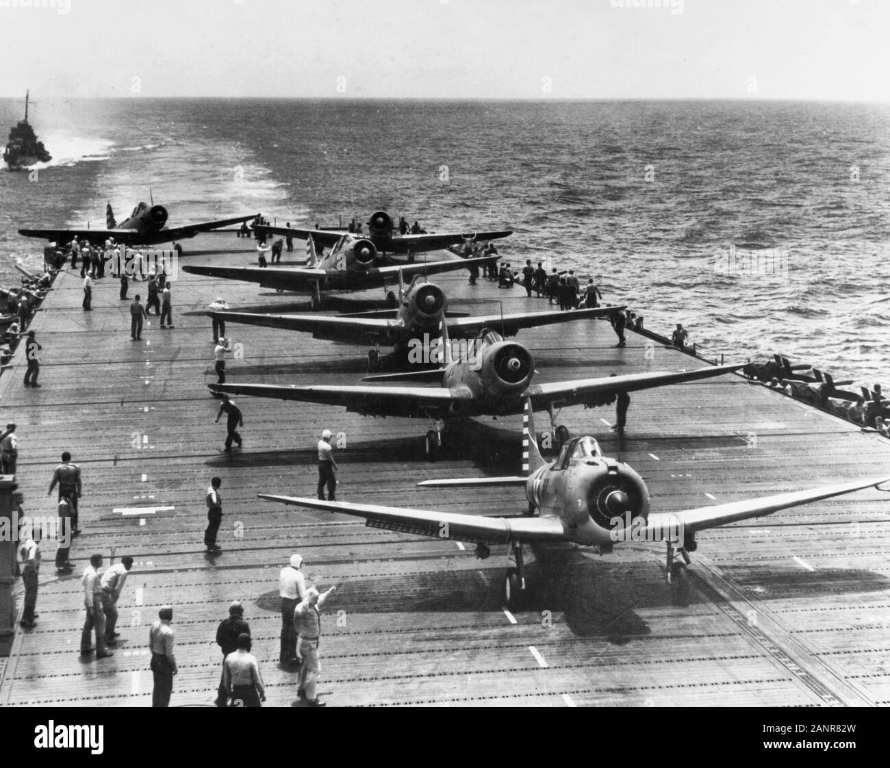 USS Enterprise (CV-6) - un impavido SBD scout-bomber e cinque TBD-1 Dévastateur siluro preparare piani per decollare dal vettore durante le operazioni nel sud del Pacifico, 4 maggio 1942. Nota ufficiale di lancio rendendo i segnali del braccio in basso a sinistra-centro. Decolli in media uno ogni trenta secondi. Foto Stock