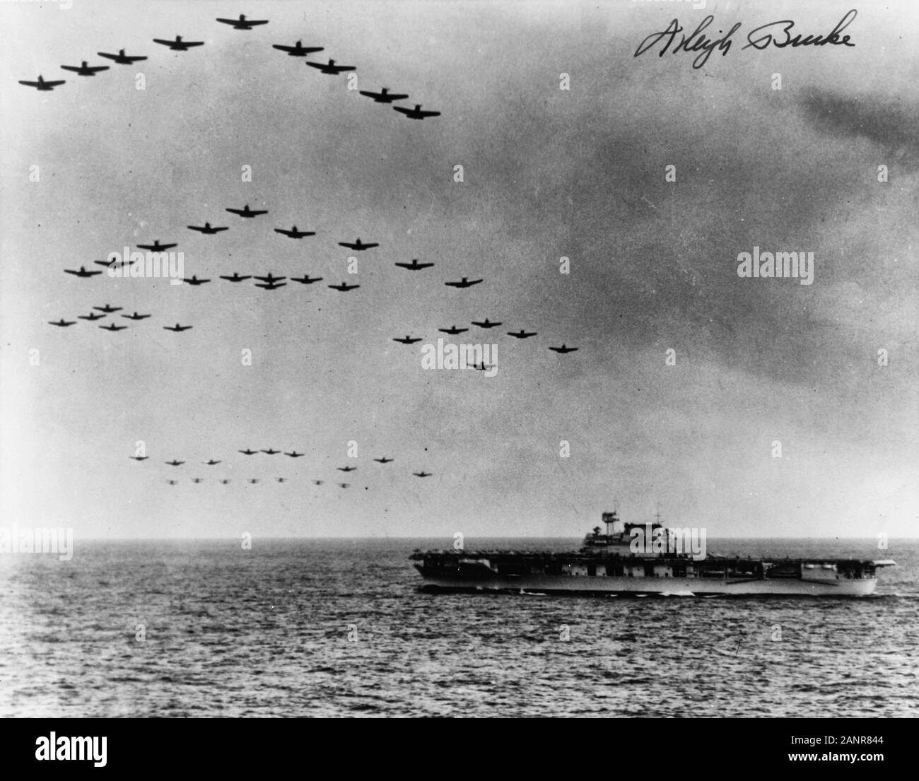 USS Enterprise (CV-6) ammiraglio R. Burke. USS Enterprise (CV-6) ammiraglio R. Burke è stato assegnato alla prima portante Task Force, Pacifico, dal marzo 1944 - maggio 1945. Firmato Foto Stock