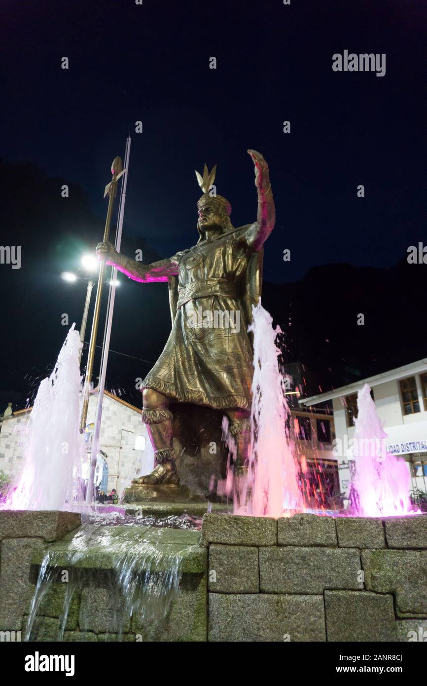 L'imperatore Pachacutec, statua che si trova nella città di Aguas Calientes a Macchu Picchu città Foto Stock