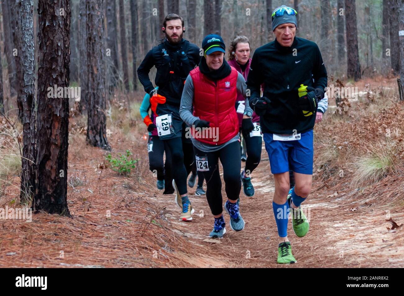 Pini del sud, North Carolina, Stati Uniti d'America. 18 gennaio, 2020. Gen 18, 2020 - pini del sud N.C., STATI UNITI D'AMERICA - Guide salire una salita durante i boschi di Weymouth 50 Mile Trail Run e il relè a Weymouth boschi Nature Preserve. Guide e due relè persona team sono stati assegnati 15 ore per completare i dieci-lap, 5 miglia di corso. Credito: Timothy L. Hale/ZUMA filo/Alamy Live News Foto Stock