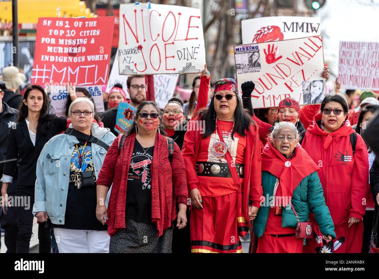 San Francisco, Stati Uniti. 18th gennaio 2020. La 4th annuale Women's March San Francisco, California. I marcher nativi americani, molti rossi, portano i segni giù Market Street riferendosi alle donne indigene assassinate e mancanti. Foto Stock