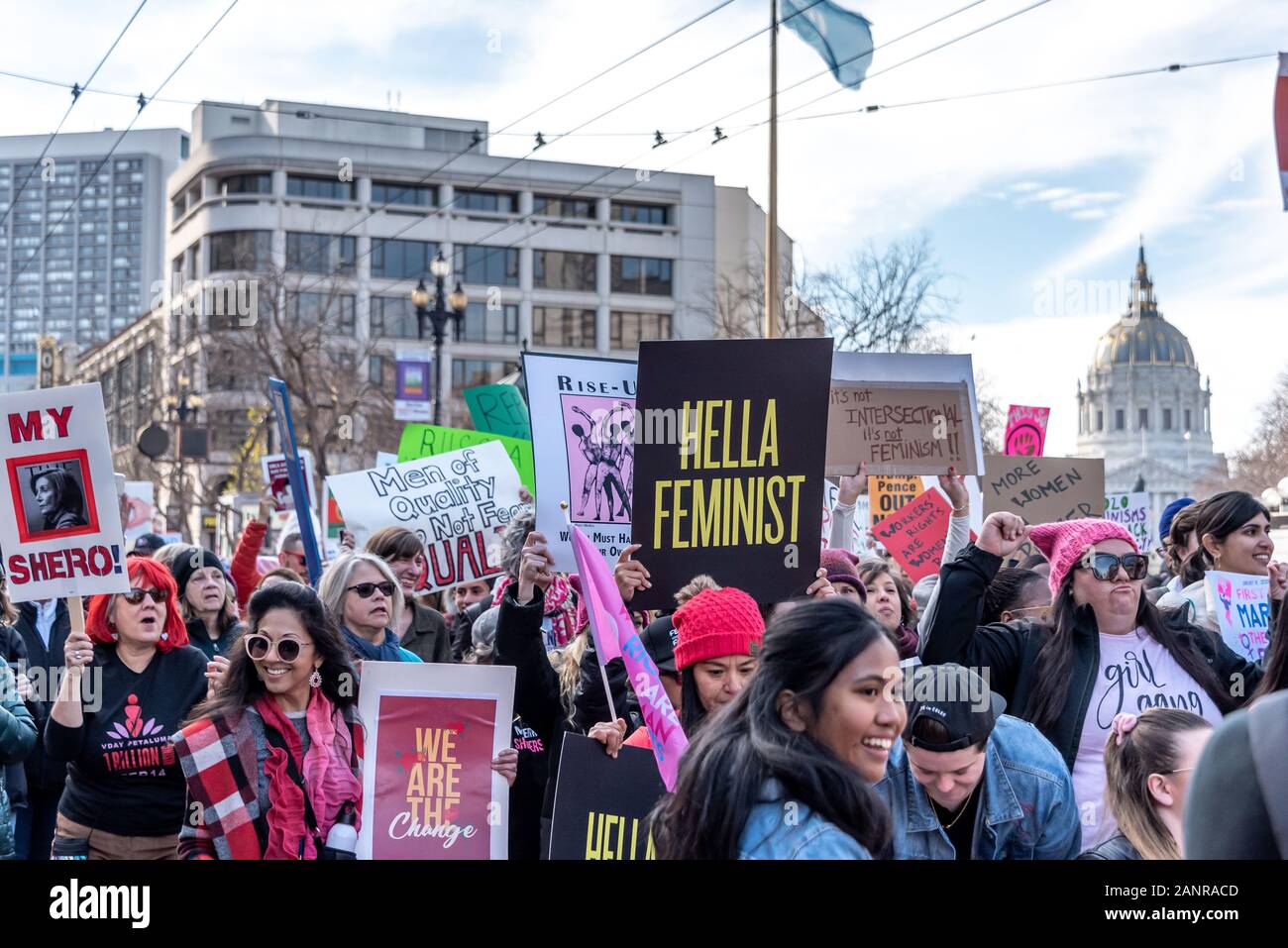 San Francisco, Stati Uniti. 18th gennaio 2020. La 4th annuale Women's March San Francisco, California. I barchers con le indicazioni riempiono Market Street con il Municipio di San Francisco sullo sfondo. Foto Stock