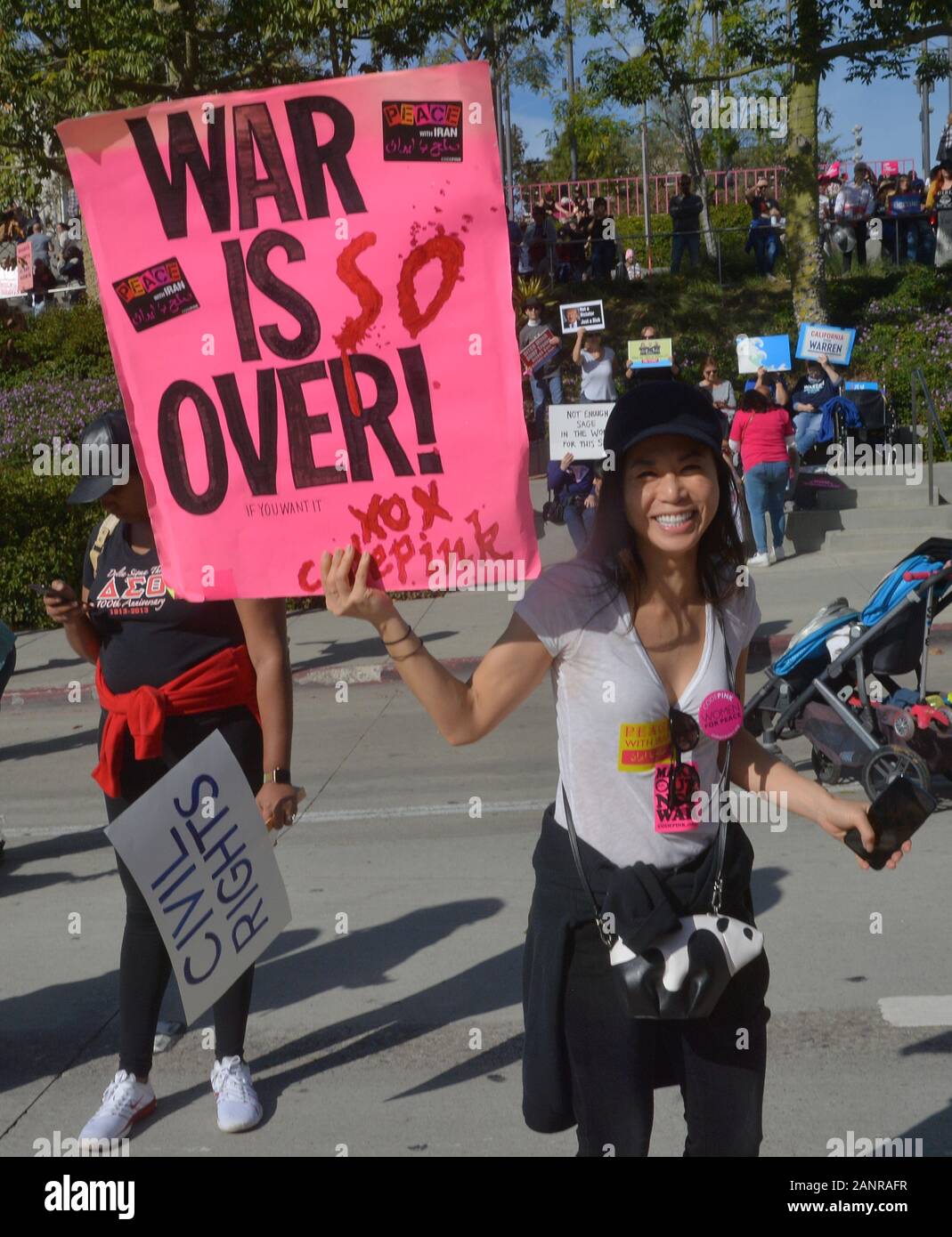 Los Angeles, Stati Uniti d'America. 18 gennaio, 2020. Migliaia di donne hanno partecipato alla quarta donne annuale del marzo LA: Donne in aumento di domanda il prossimo presidente hanno una chiara agenda per far avanzare i diritti delle donne presso il municipio di Sabato, 18 gennaio 2020 a Los Angeles. Cortei simili si sono tenute in tutta la nazione come essi hanno ogni anno dal 2017 in connessione con il presidente Donald Trump's inaugurazione. Il mese di marzo è stato organizzato da donne del marzo la fondazione, che ha descritto la sua missione come 'continuando il lavoro importante di mettere in evidenza le lotte delle comunità emarginate e tutti gli attacchi contro i diritti umani. Il credito Foto Stock