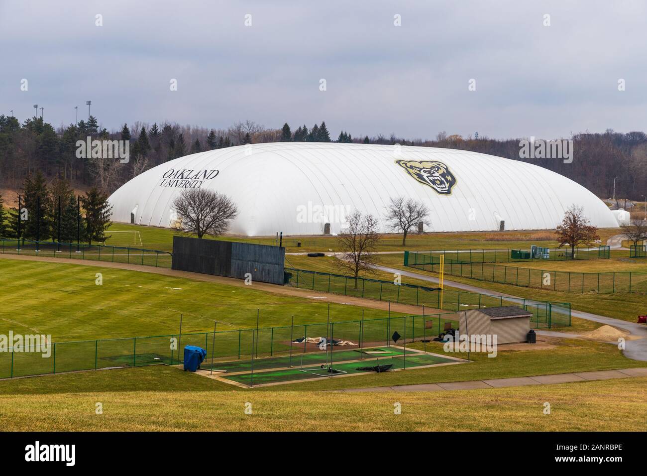 Rochester, MI / STATI UNITI D'America - 3 Gennaio 2020: Università di Oakland cupola atletica Foto Stock