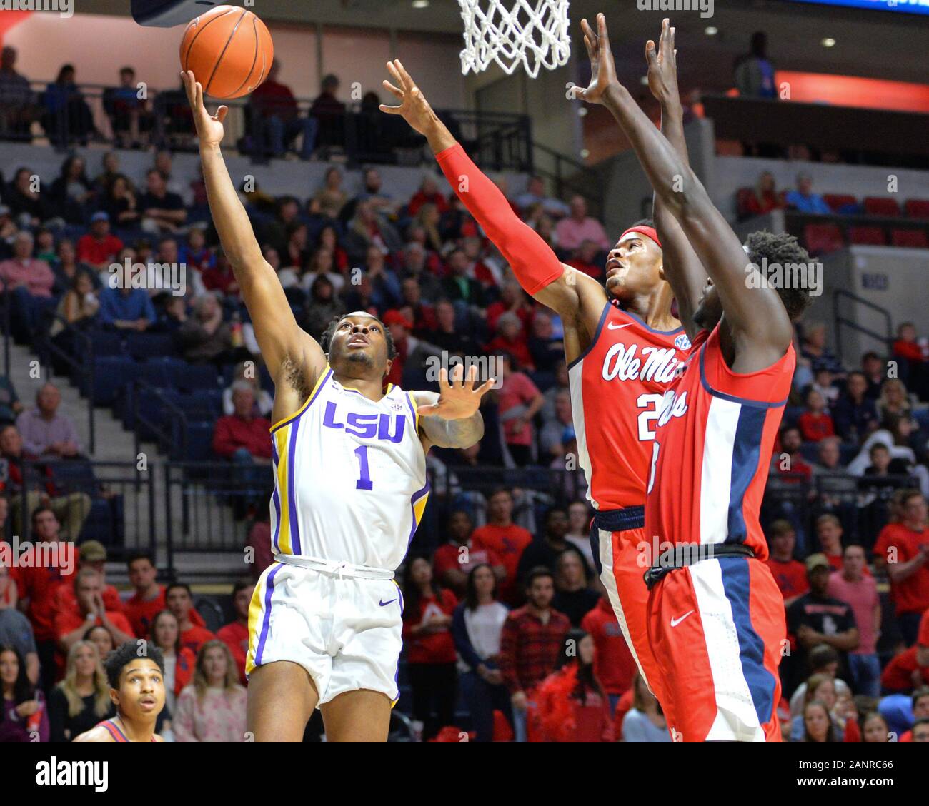 Oxford, MS, STATI UNITI D'AMERICA. 18 gennaio, 2020. La LSU guardia, Ja'vonte Smart (1), passa per un gancio girato durante il NCAA pallacanestro tra la LSU Tigri e l' Ole Miss ribelli presso il padiglione a Oxford, MS. Kevin Langley/Sports South Media/CSM/Alamy Live News Foto Stock