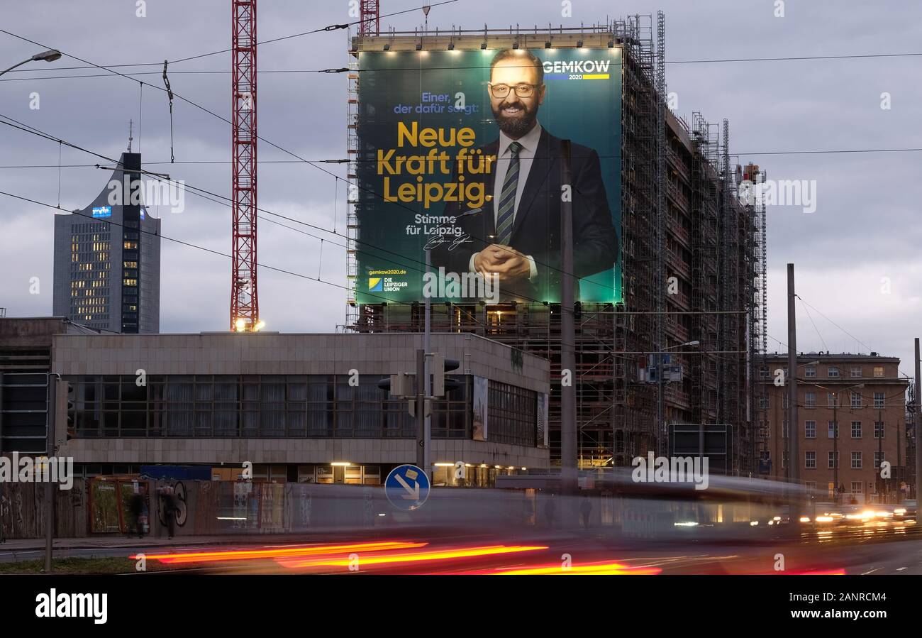 Leipzig, Germania. Decimo gen, 2020. Un grande poster con il ritratto di Sebastian Gemkow (CDU), Sassonia il ministro della Scienza e candidato per le elezioni per Leipzig di Lord Mayor, pende sulla facciata di un futuro edificio residenziale. Su 03.10.2019, un incendio doloso è stata impegnata su una gru sul sito in costruzione, per cui di estrema sinistra, confessato gruppi su Internet. Il popolo di Lipsia saranno chiamati ad eleggere il loro nuovo leader della città il 02.02.2020. (A dpa " Lipsia prima del mayoral elezioni del febbraio 2') Credito: Sebastian Willnow/dpa-Zentralbild/ZB/dpa/Alamy Live News Foto Stock