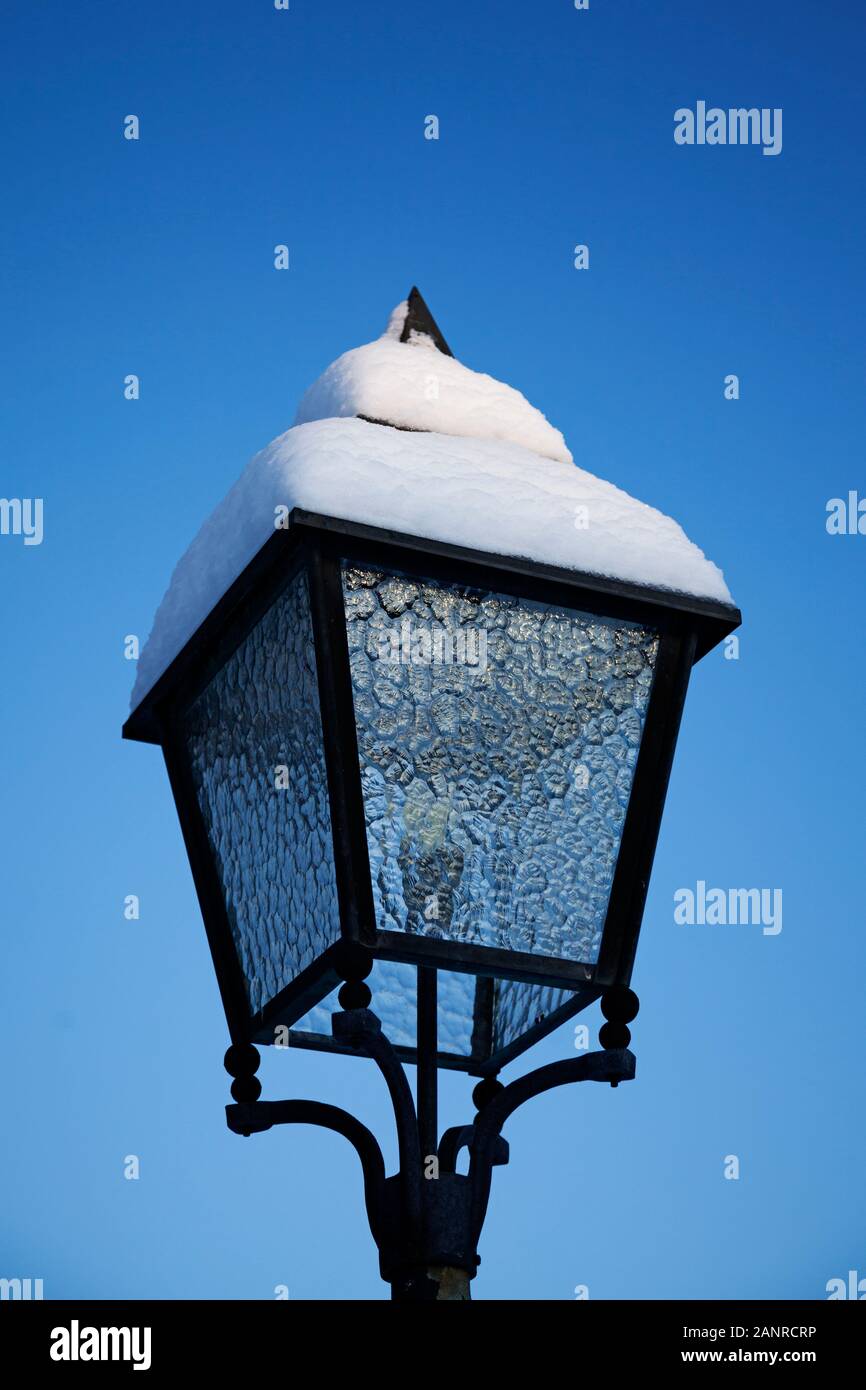 Guarda come la lanterna nella favola con cielo blu Foto Stock