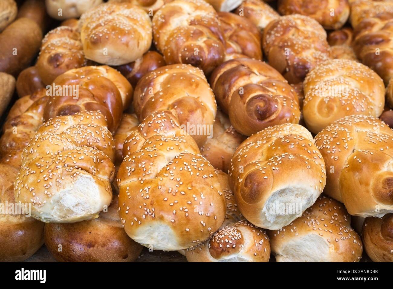 Pane fresco challah in mostra nel mercato di Mahane Yehuda, Gerusalemme, Israele. Cibo israeliano. Foto Stock