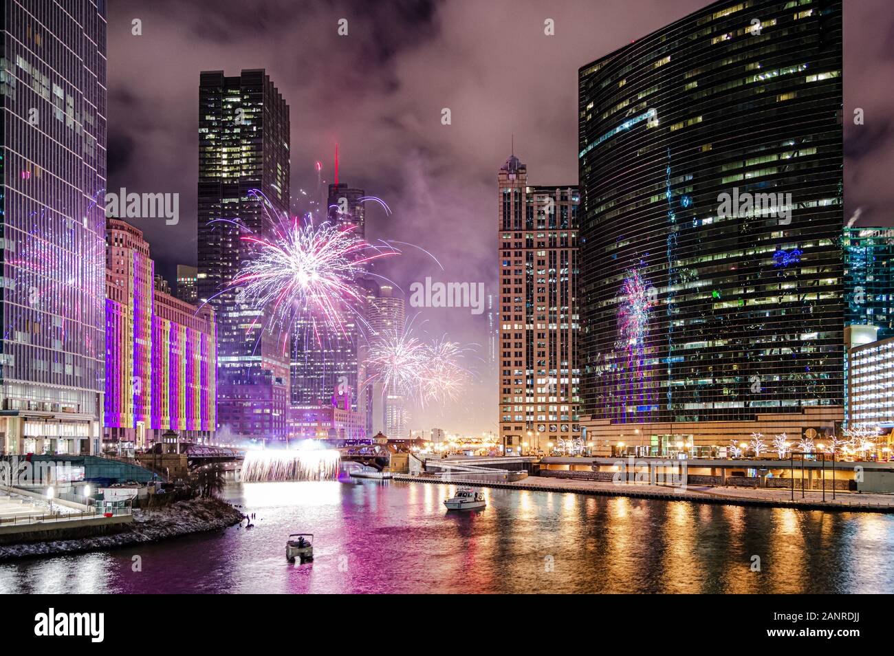 Una bella festa con fuochi d'artificio in prossimità del fiume Chicago al punto di lupo in Chicago, Illinois Foto Stock